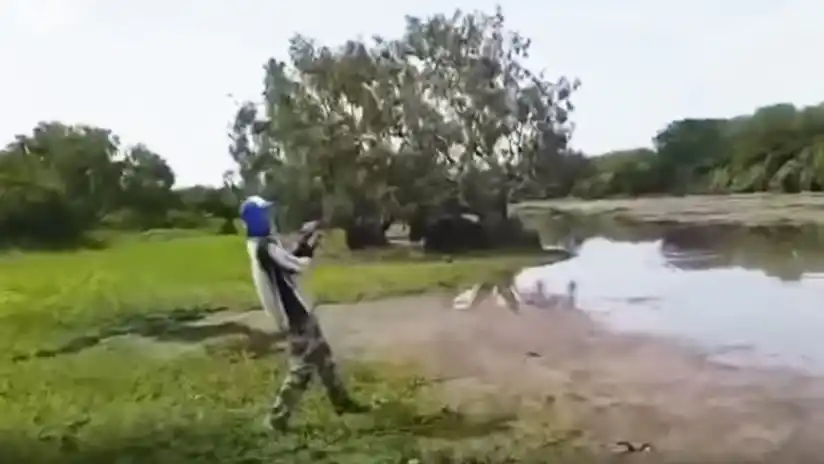 Los sorprende un cocodrilo y les roba lo que habían pescado