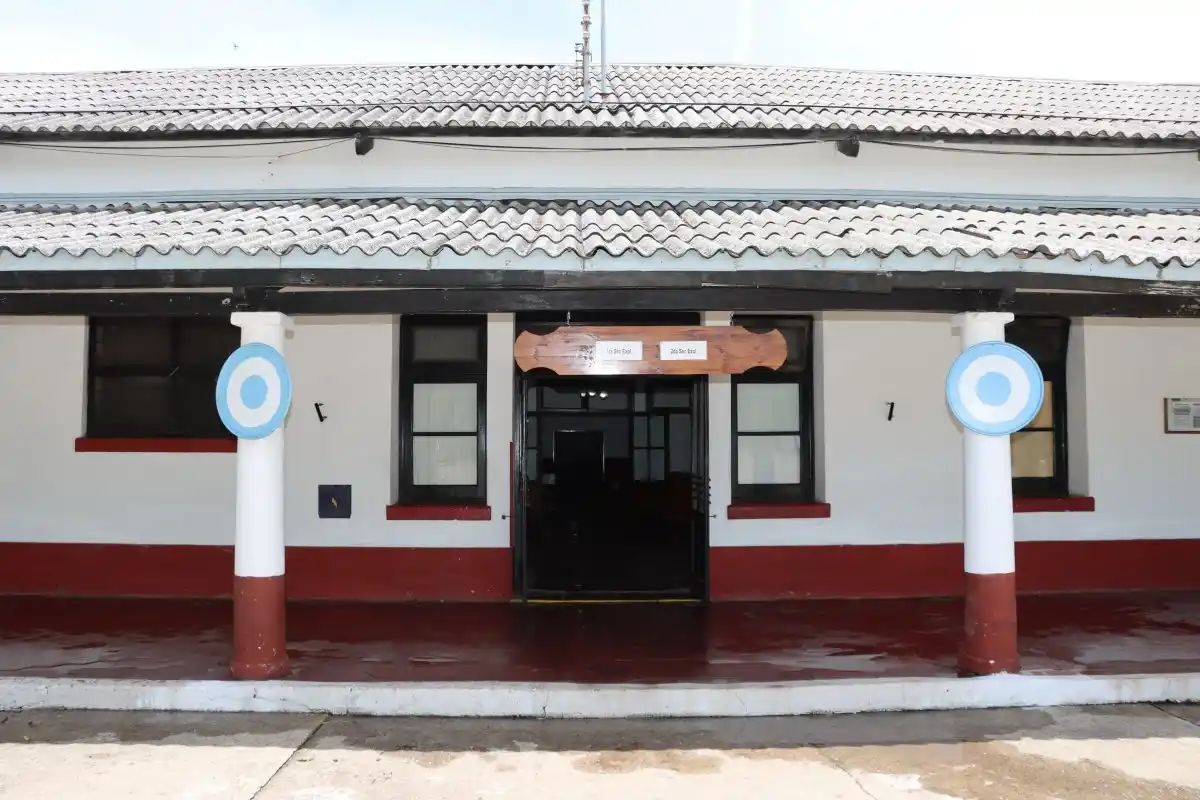 Cómo es el nuevo centro de evacuados que montó la Municipalidad en el Regimiento