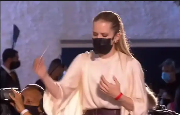 Elisa Vegas estuvo al frente de la Sinfónica Ayacucho en la beatificación de José Gregorio Hernández "El Venerable". Foto YouTube