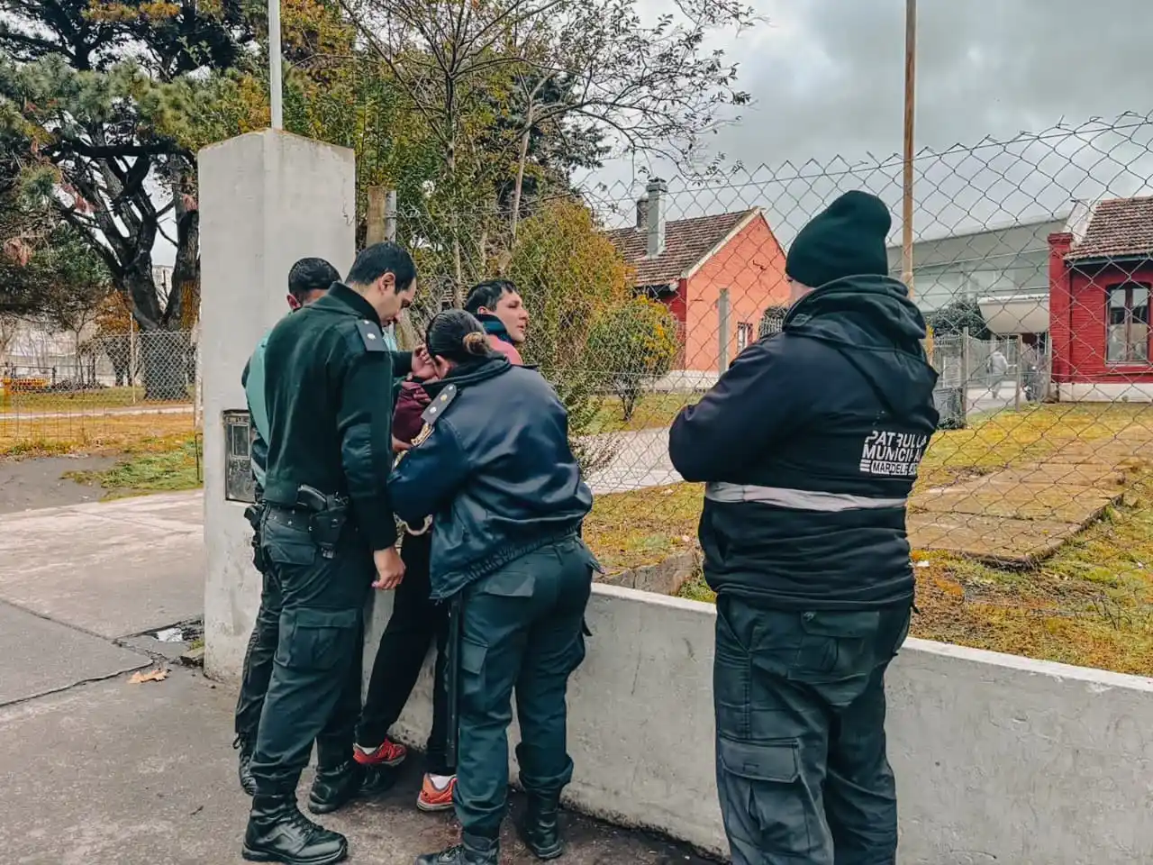 Al identificar al sospechoso y constatar su comportamiento hostil, los agentes procedieron a reducirlo y aprehenderlo.