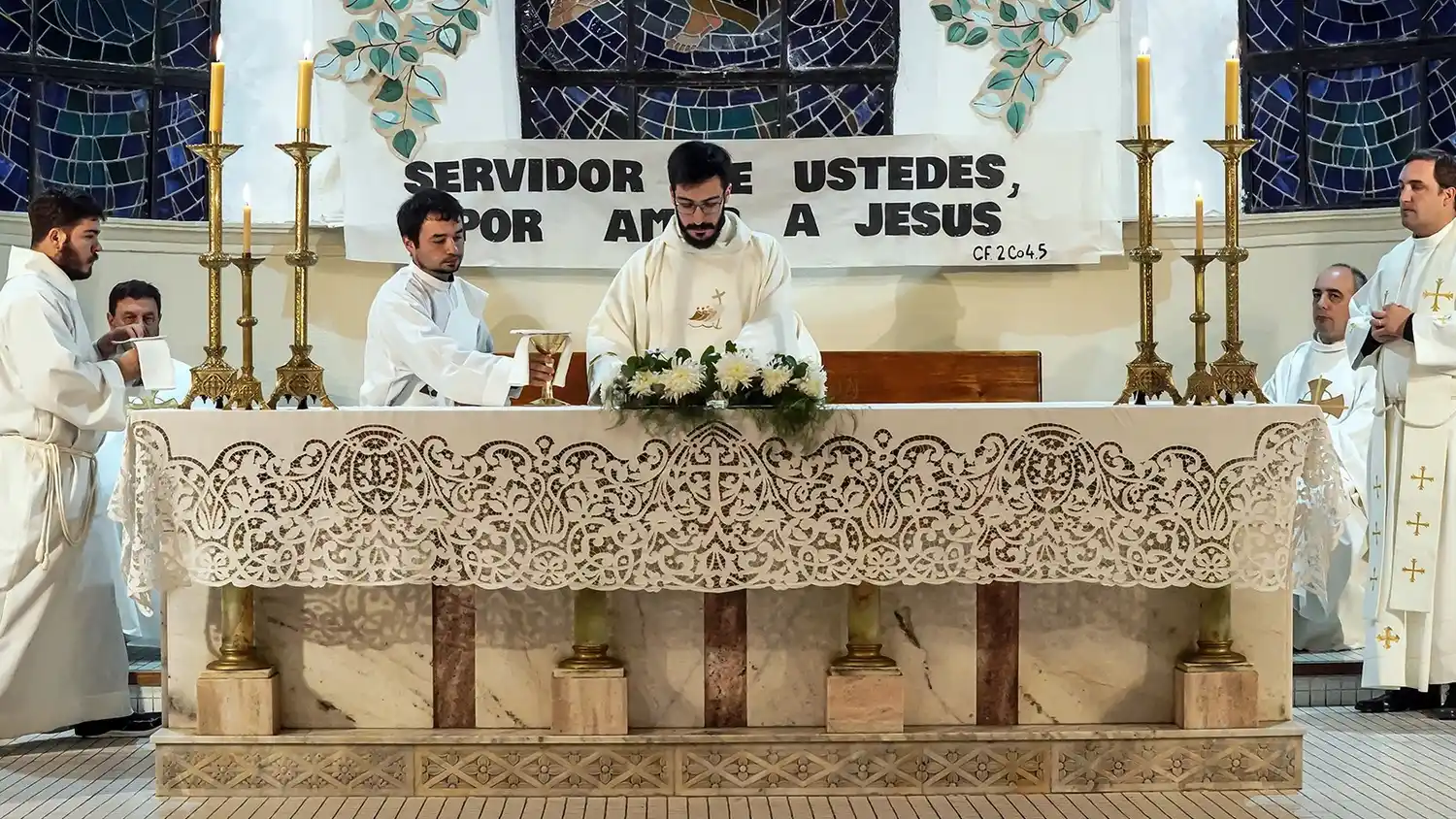 En el altar. Agustín Corral, nuevo diácono de la Iglesia