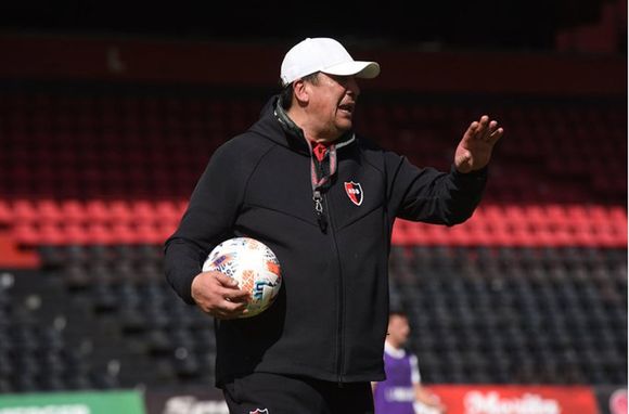 Mono Burgos: «Todavía no pensamos en el Clásico, tenemos dos partidos por delante»
