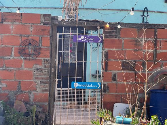 Hallazgo inesperado: aparecieron "de adorno" en una vivienda las chapas robadas de la puerta de La Opinión