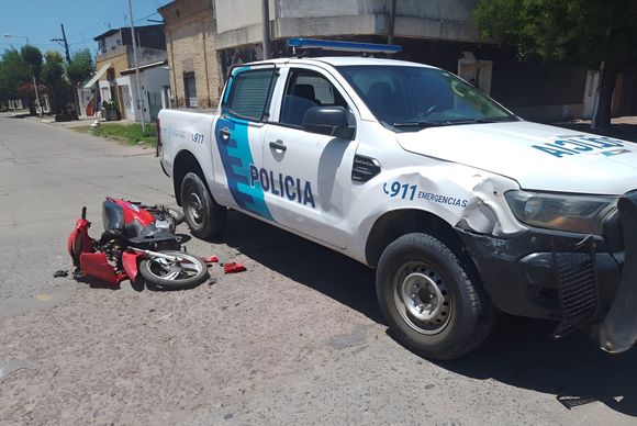 Una mujer y su hijo hospitalizados tras chocar en moto contra un patrullero