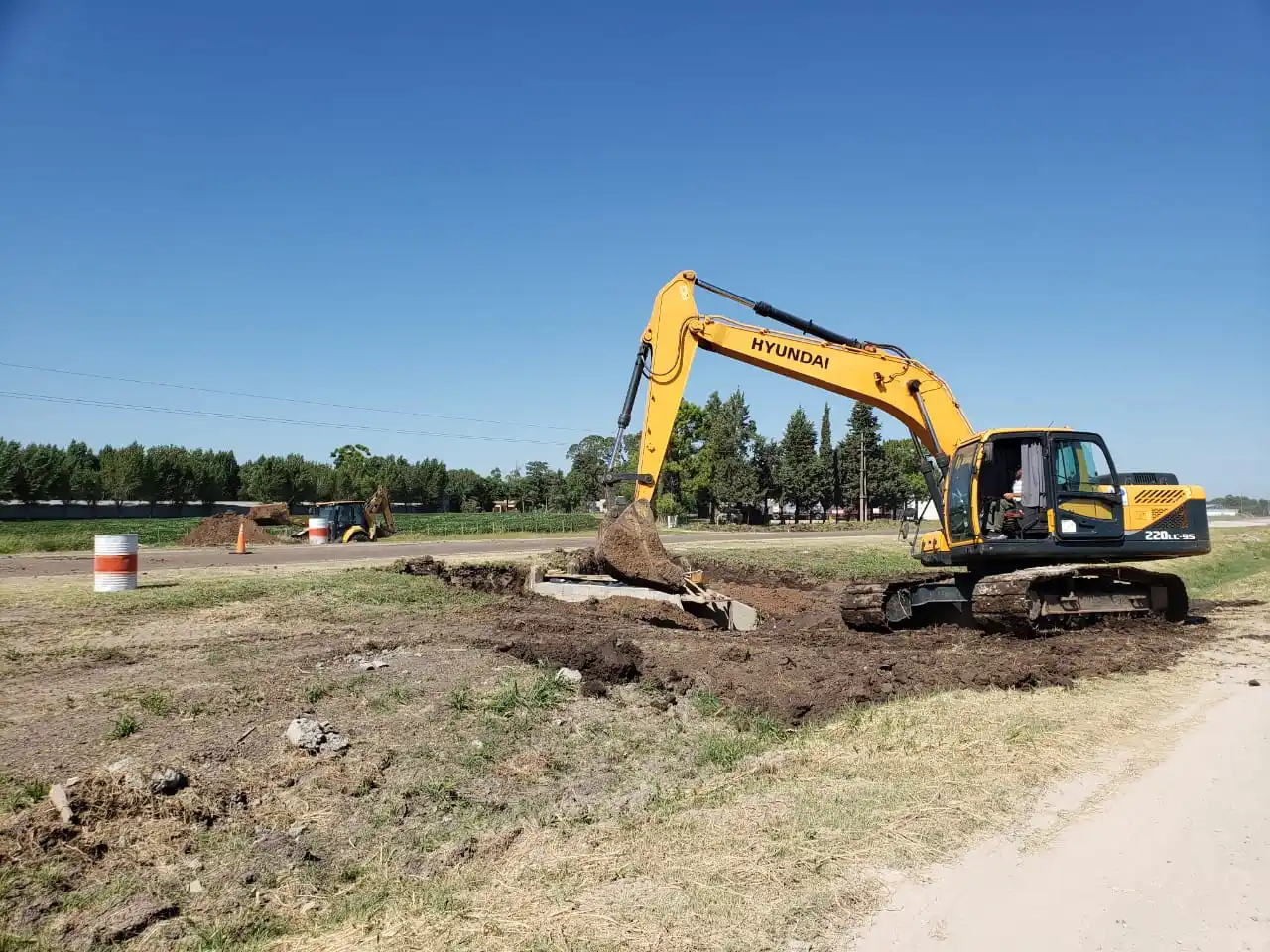 Siguen las mejoras en banquinas y construyen colectora frente a LAR