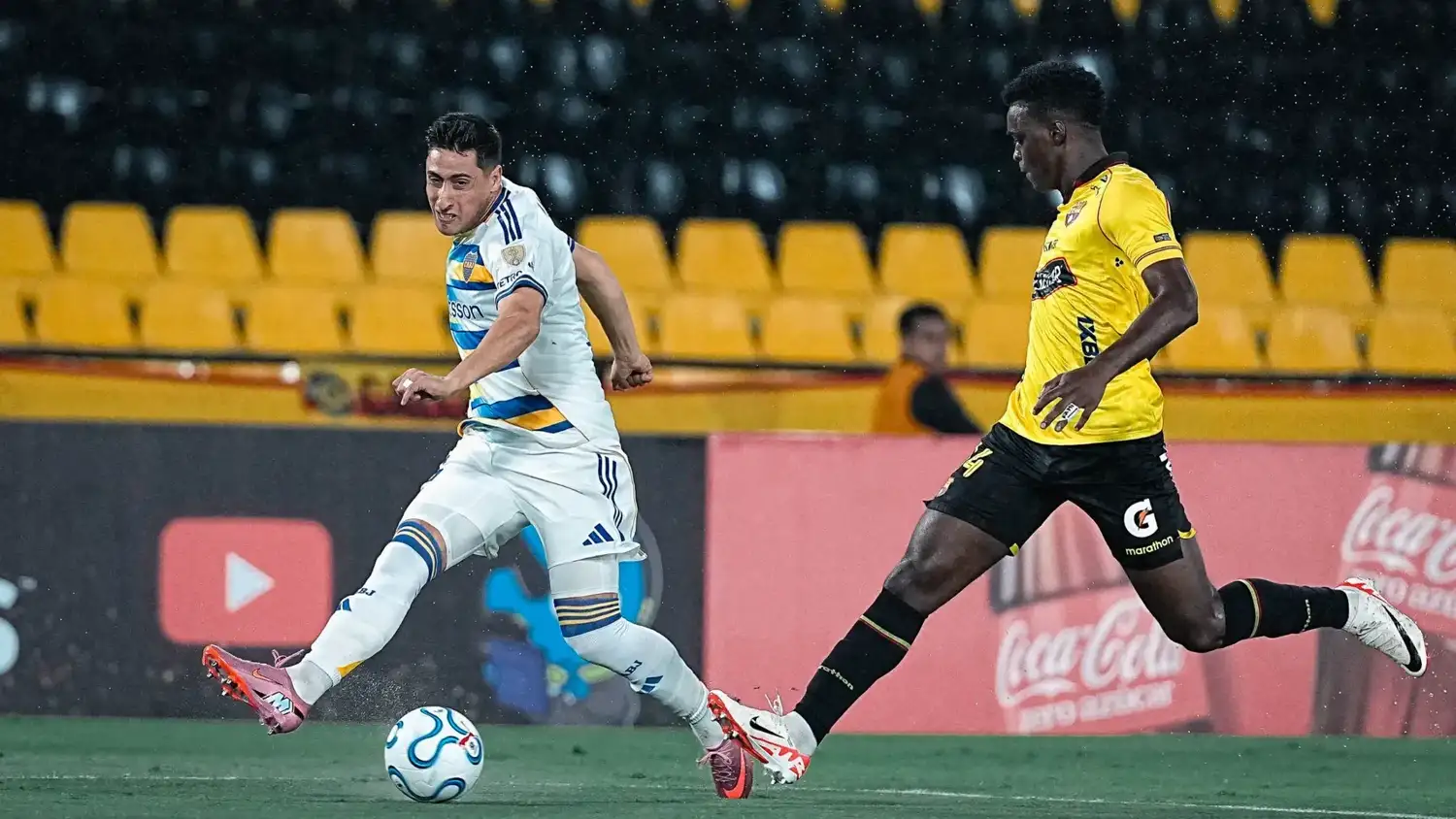 Merentiel y Rangel, durante el partido en Guayaquil.