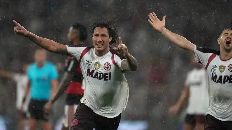 Canale festeja el empate 2-2 que le daba el título a Lanús, poco antes de que Aquino asegurara la conquista granate.