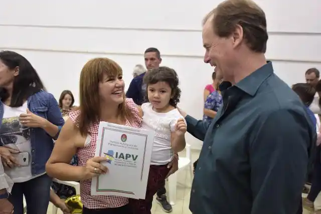 Más de 2.000 familias entrerrianas recibieron las escrituras de sus viviendas sociales

 