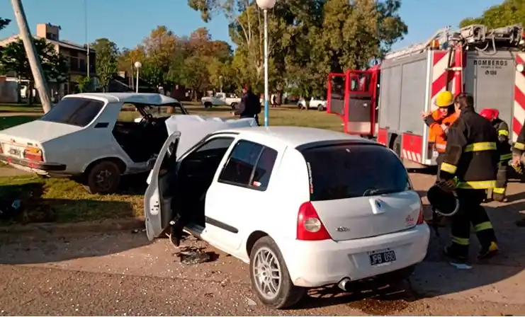 Una mujer embarazada y sus dos hijos fueron hospitalizados tras un violento choque
