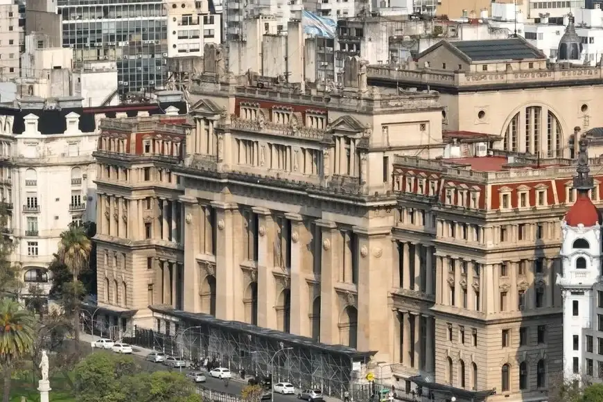 La Corte fijó límites al poder político en dos fallos clave sobre reelecciones y decretos de necesidad y urgencia - 2