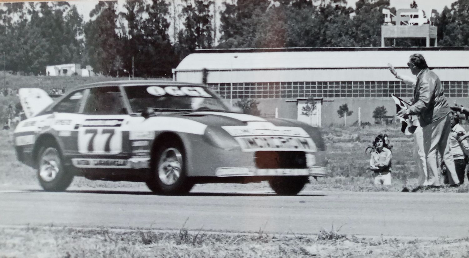 Horacio Piccardi, titular del Tandil Auto Club, baja la bandera al ganador, Guillermo Kissling.