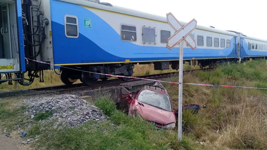 Uno de los ocupantes del auto se encuentra "muy grave".
