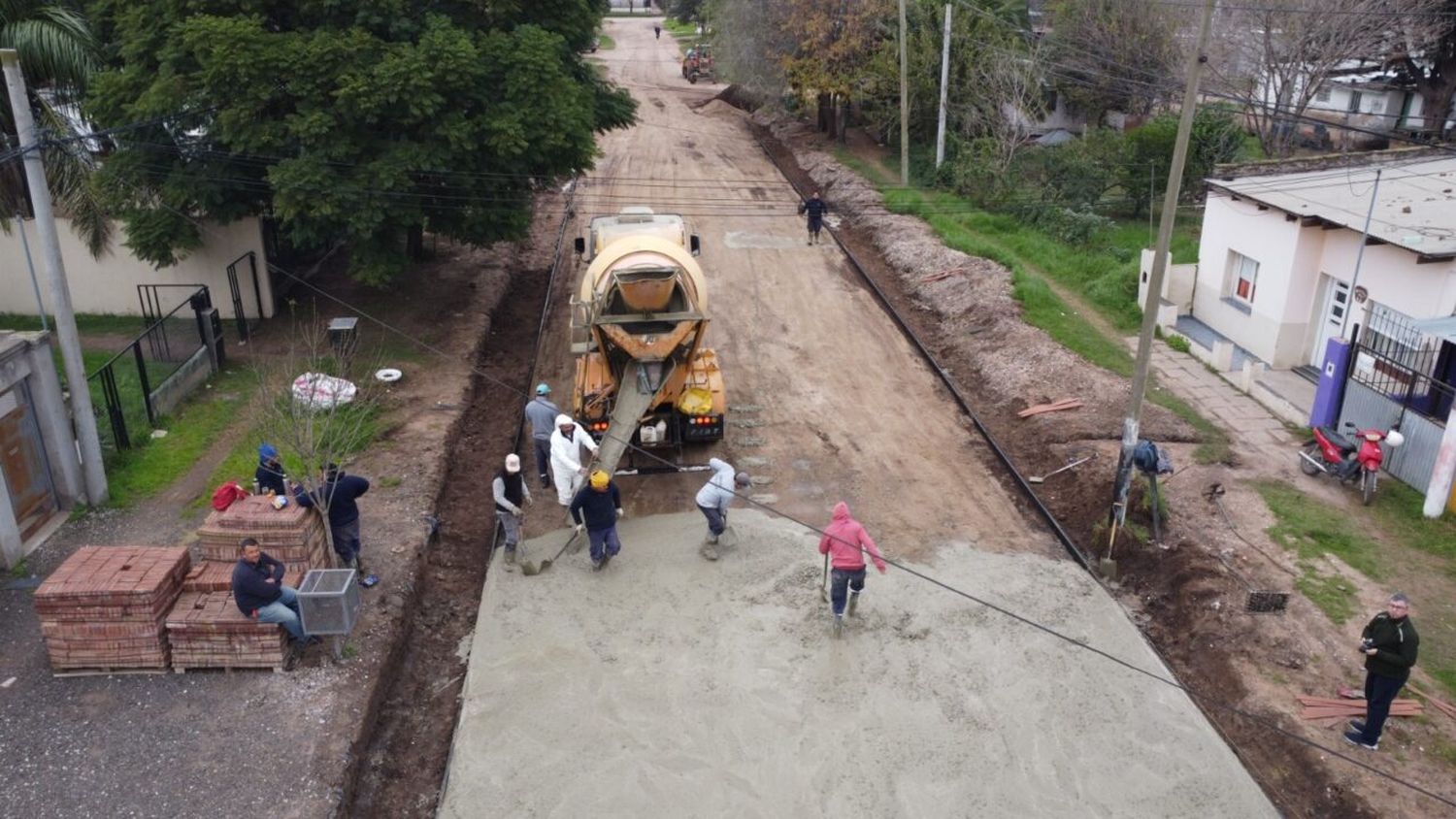 El gobierno municipal ejecuta una nueva cuadra de pavimento