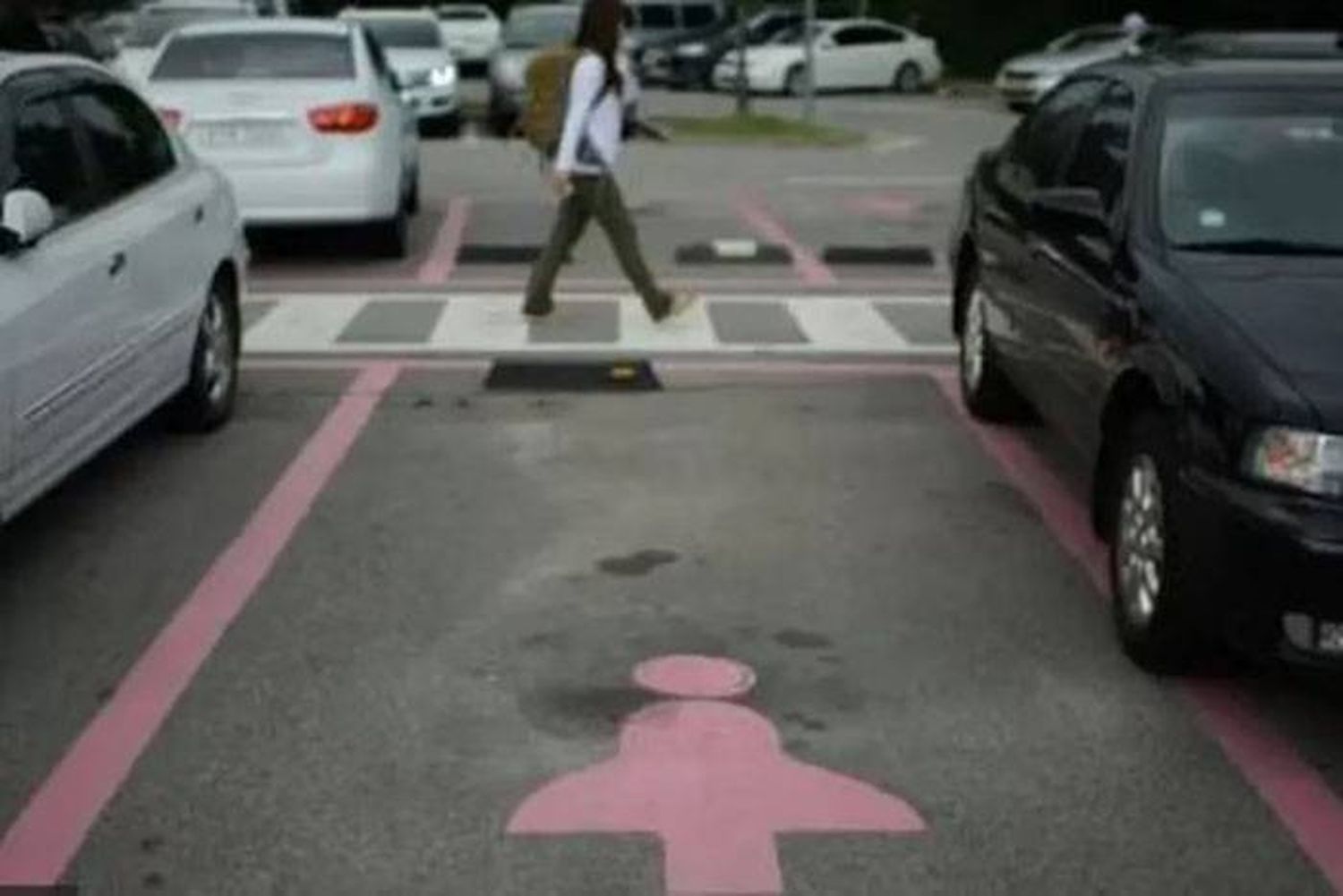 Polémica por la eliminación de los estacionamientos solo para mujeres en Seúl