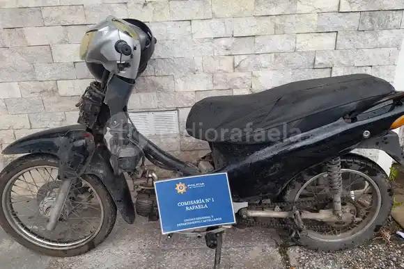 En Barrio Barranquitas, encontraron en estado de abandono una moto que había sido robada