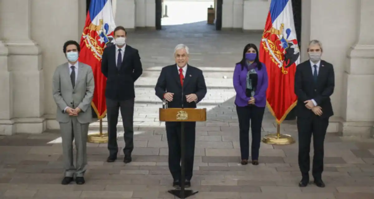 Piñera promulga una ley que rebaja sueldos del Estado