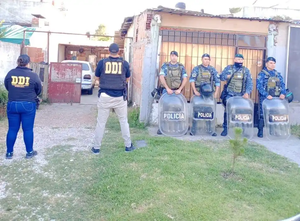 El malviviente fue descubierto por huellas dactilares dejadas en el interior del auto robado.