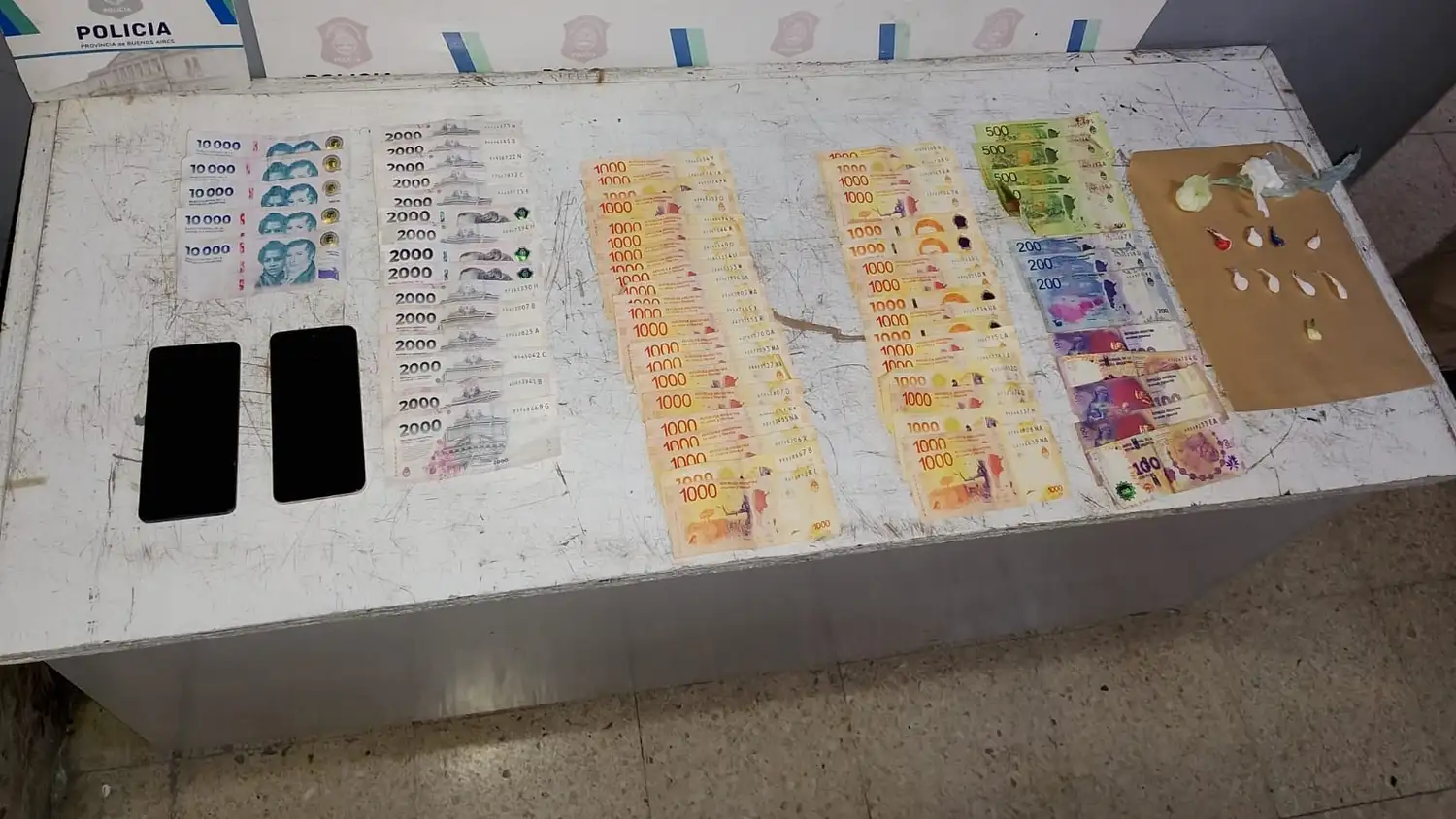 En su poder encontraron 130 mil pesos, dos teléfonos y once envoltorios de nylon.