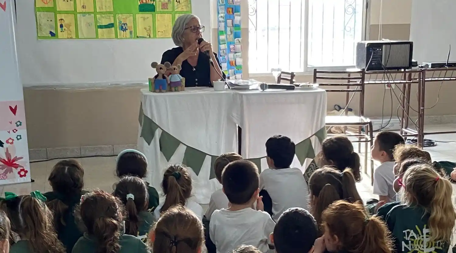 La escritora en diálogos con los pequeños del nivel inicial del Taller de Nazareth.