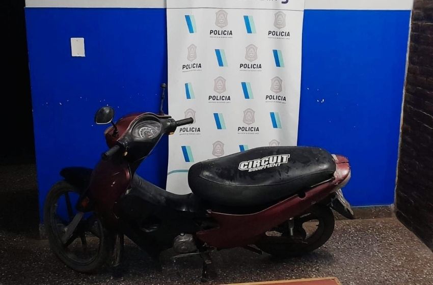 Lo atrapan con un moto robada