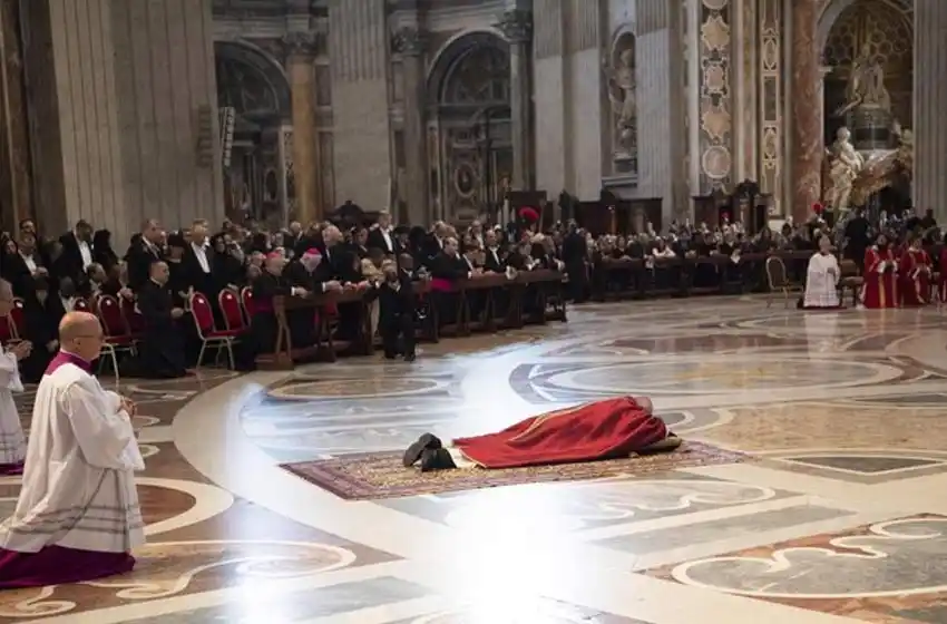 Viernes Santo en la basílica de San Pedro: el Papa Francisco rezó postrado