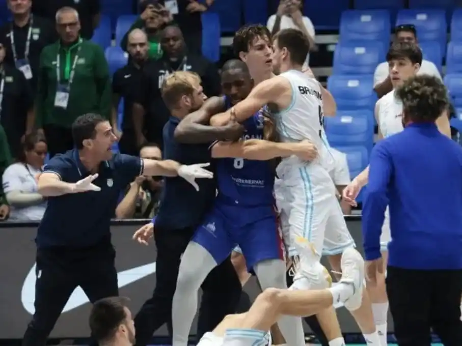 La trifulca tuvo jugadores y técnicos involucrados. (Foto: Getty)