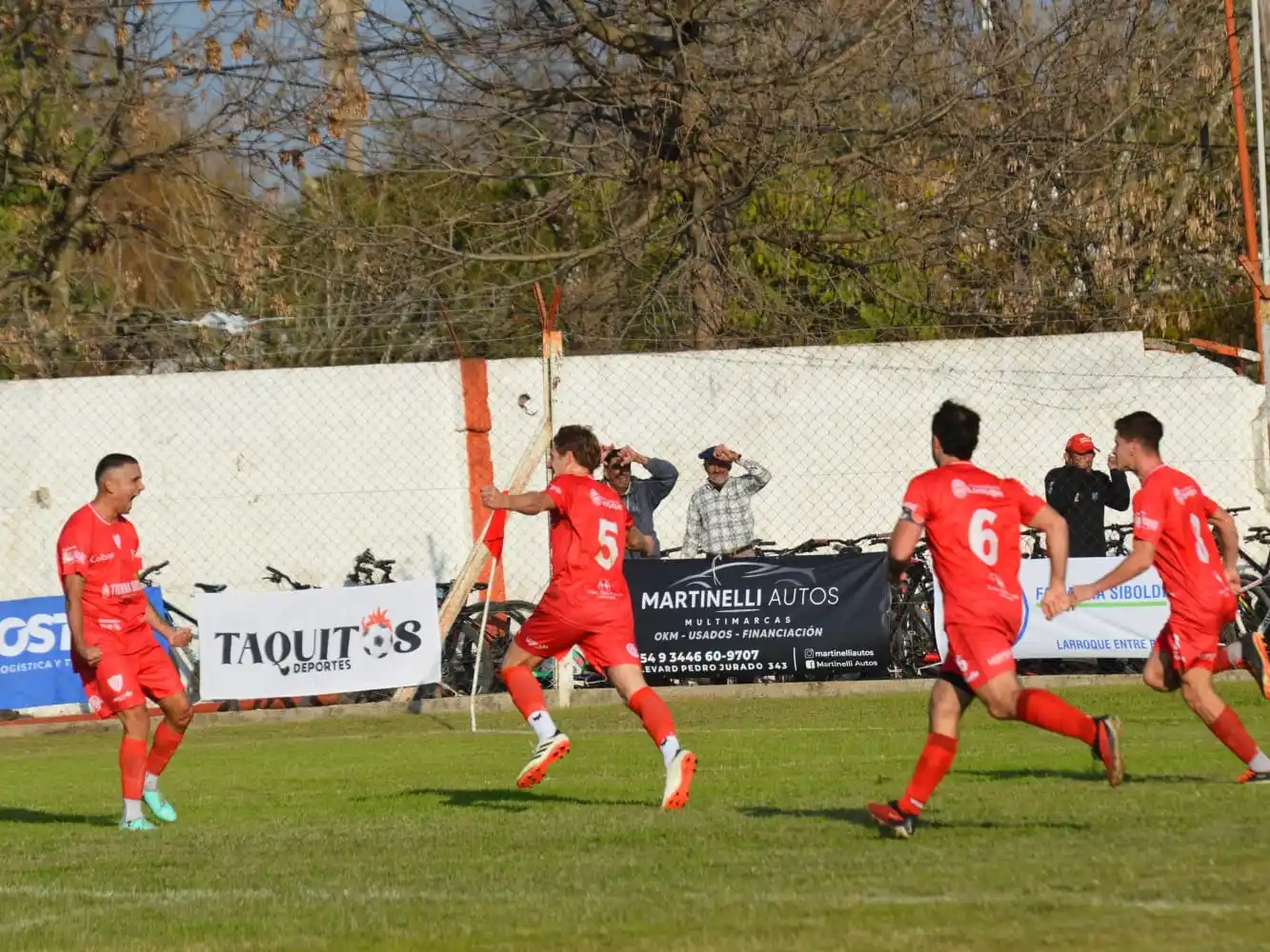 Los jugadores de Central Larroque celebran el gol que le dio el triunfo y la cima (crédito: Magaa Escalante)