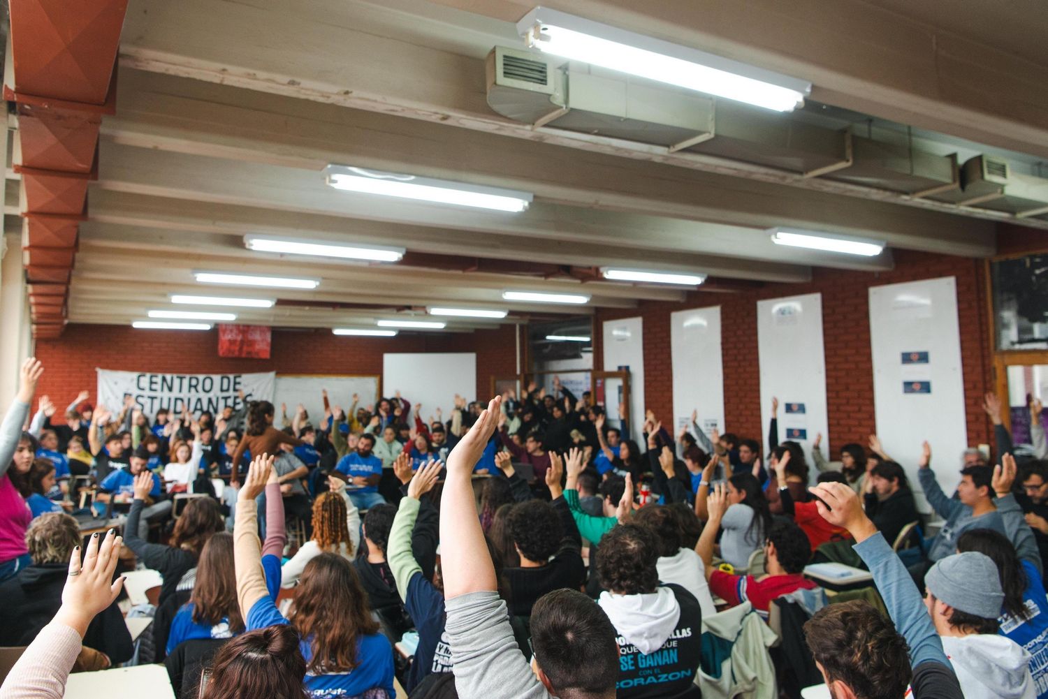 La asamblea contó con 200 estudiantes que definieron la toma por 24 horas.