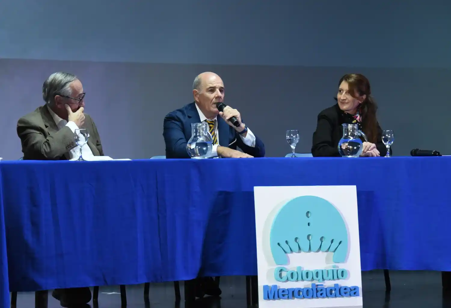 El intendente Miguel Lunghi, el organizador Aldo Ferrari y Claudia Cagnoli, secretaria de Extensión de la Facultad de Veterinarias, en la apertura del Coloquio Mercoláctea 2026.