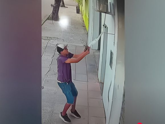 Robó un caño de aire acondicionado y quedó filmado