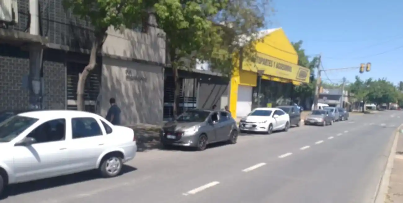 “Recién llegó el camión pero nos dijeron que en media hora” iban a poder abrir las mangueras, relató una automovilista