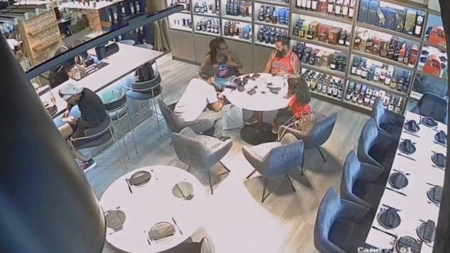 ¡POLÉMICA PICA Y SE EXTIENDE! Personal del local que lo «maltrató» asegura que cantante James Lakay montó una tramoya (VIDEO)