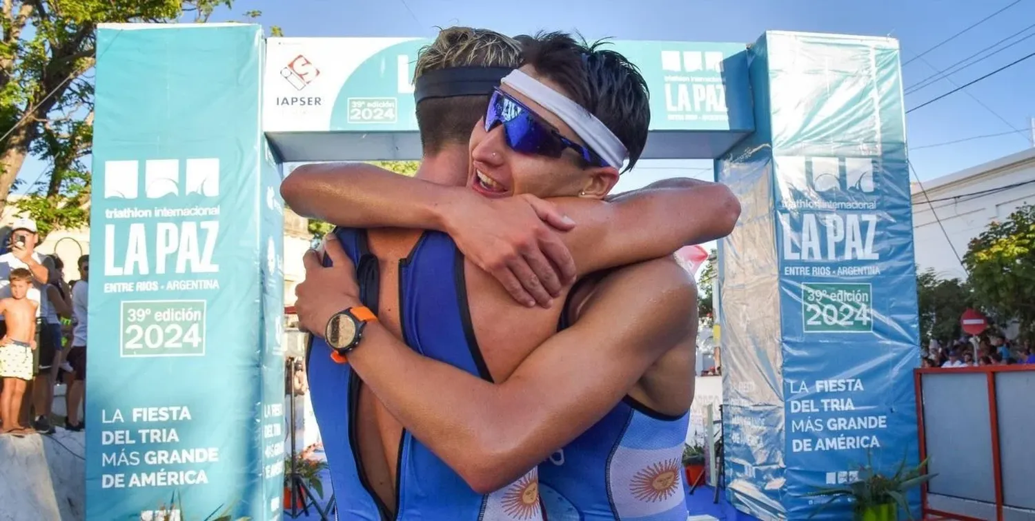 El abrazo entre Tadeo Baruffato y Santiago Boxler. Crédito: Gentileza Triatlón La Paz