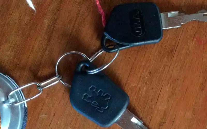 Buscan dos llaves de auto