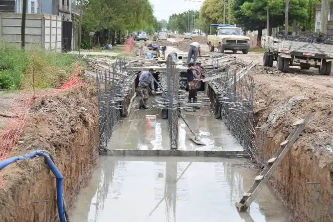 Continúa la obra de saneamiento hidráulico en el barrio El Algarrobo