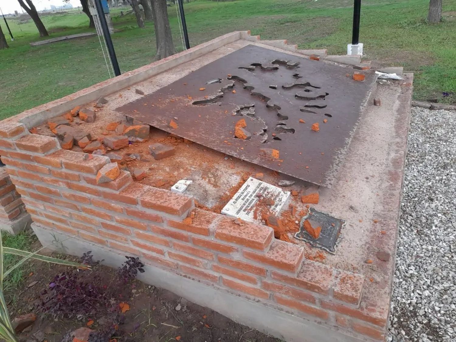 Fuentes: vandalizaron el monumento a los Caídos en Malvinas