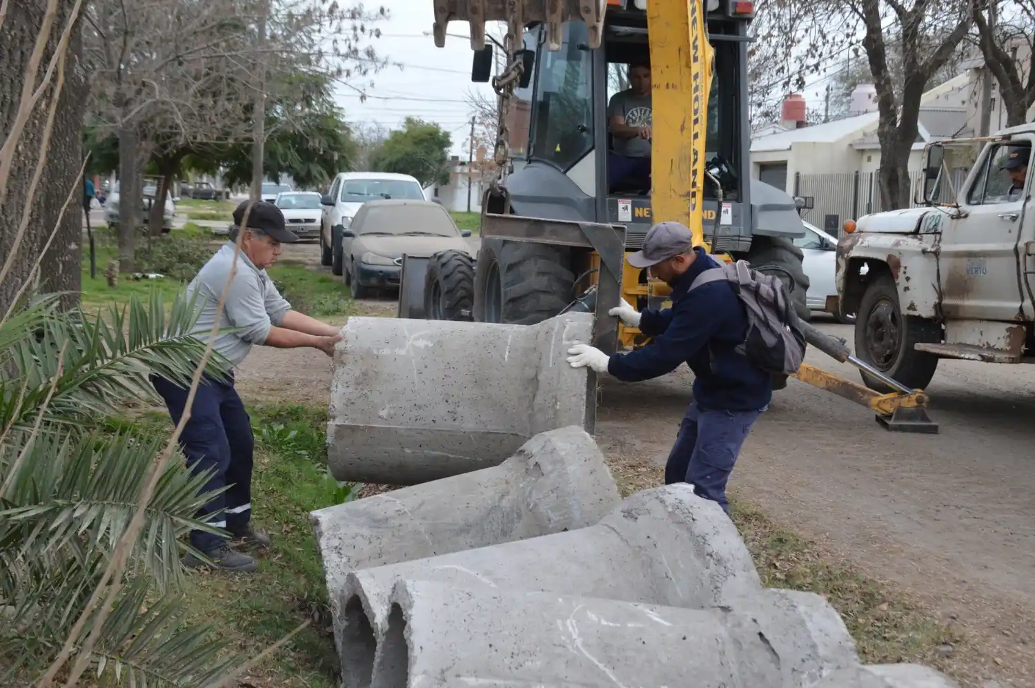 Personal municipal trabajando en la colocación de tubos.