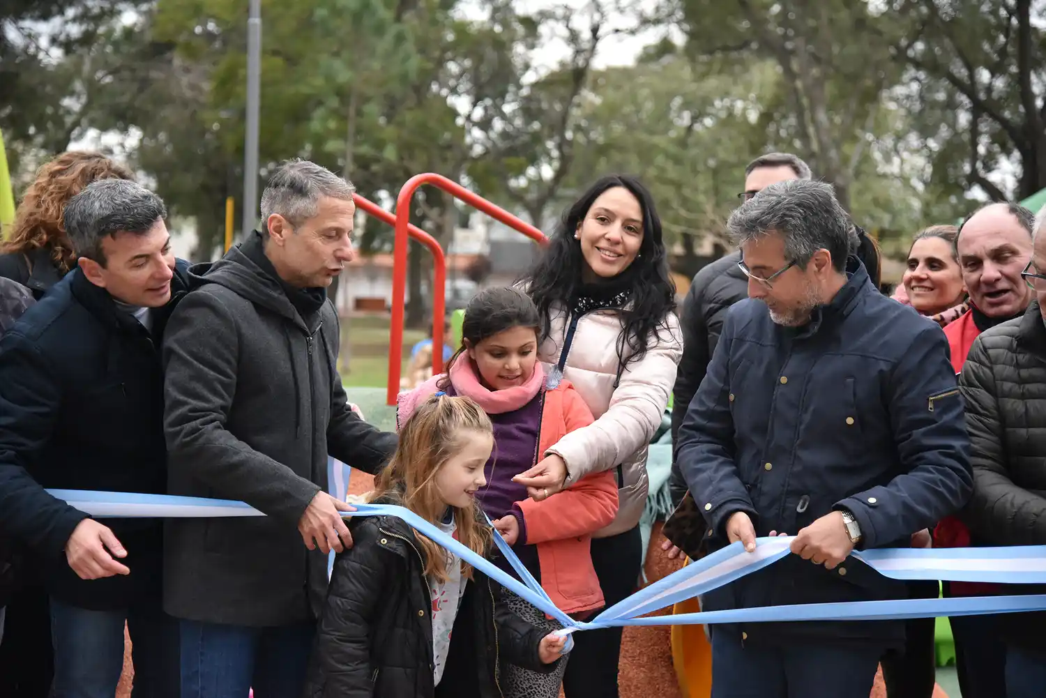 El momento del corte de cinta