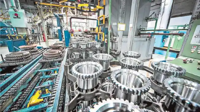 La actividad industrial cayó 13,3% y la construcción 15,9% en noviembre según el Indec