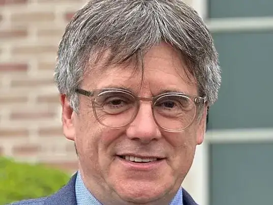 Levantaron la orden de detención y Puigdemont puede volver a España