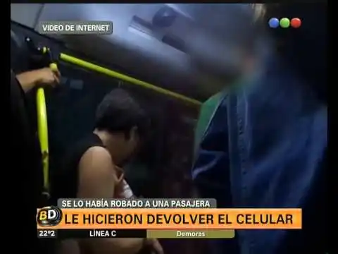 Robó un celular en el colectivo y los pasajeros la presionaron para que lo devolviera