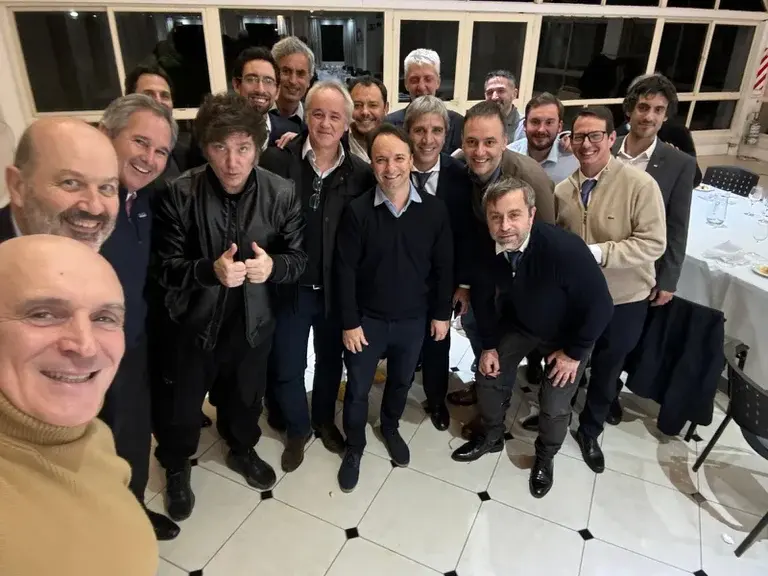 El presidente Javier Milei junto con su equipo económico antes de anunciar que va a vetar la ley de movilidad jubilatoria