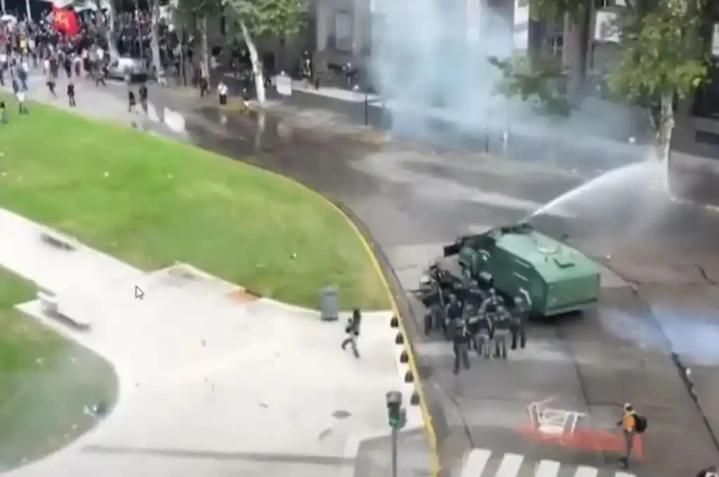 El conflicto se desató cuando, al avanzar los cordones de la Policía Federal y la Gendarmería.