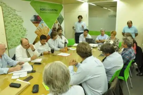 Tras tensa reunión con productores, declaran la emergencia para otros 24 distritos