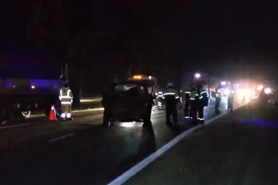Siniestro fatal en autopista Rosario-Córdoba: un fallecido tras chocar contra un camión 