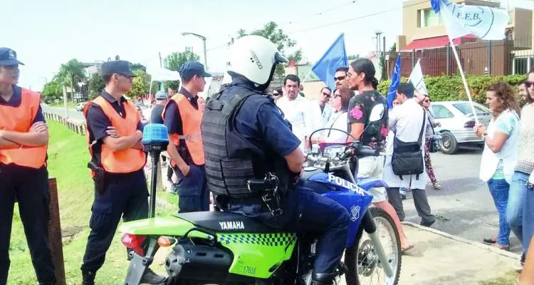 Infantería controló a los docentes