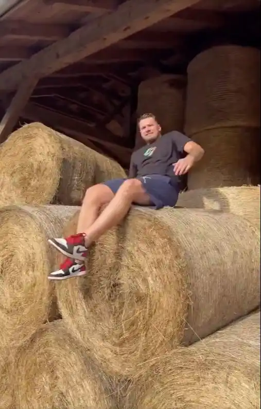 Luka Doncic divirtiéndose en la granja, mientras una nueva temporada de la NBA lo espera (Vía: X).