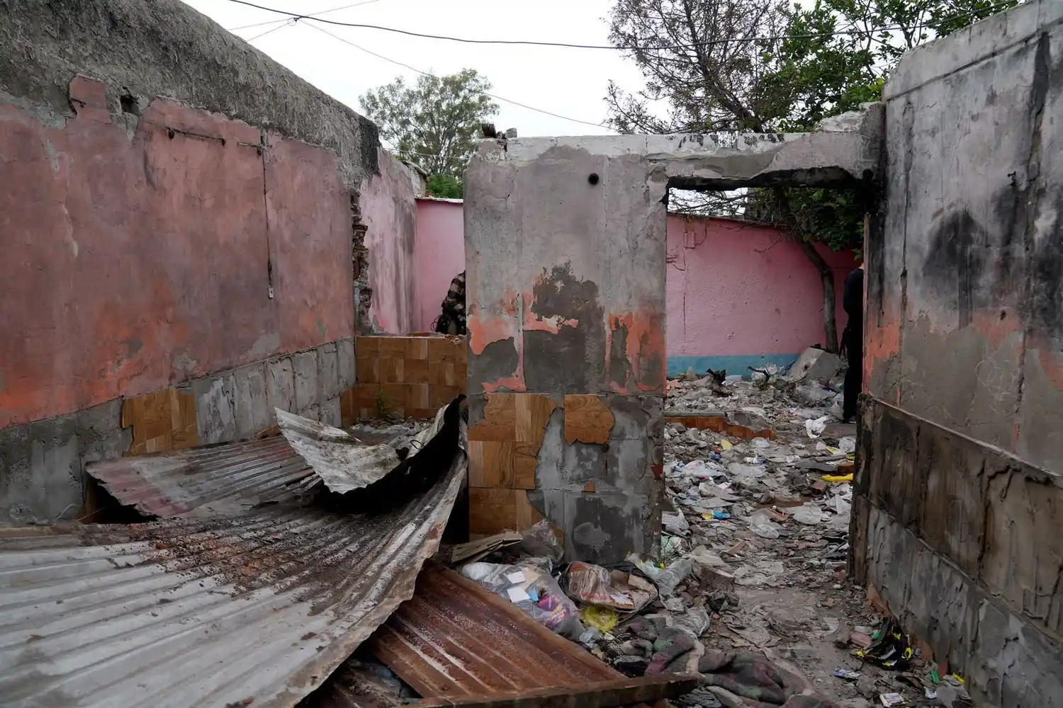 Derribaron dos puntos de venta de drogas.