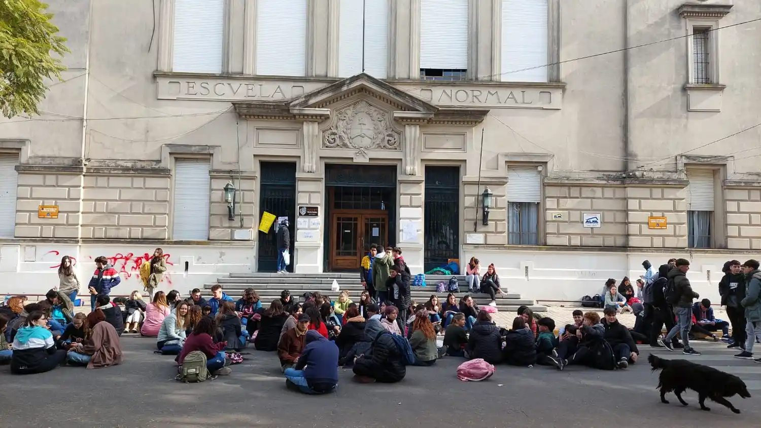 Sentada en el Normal: “Las únicas respuestas son a largo plazo”