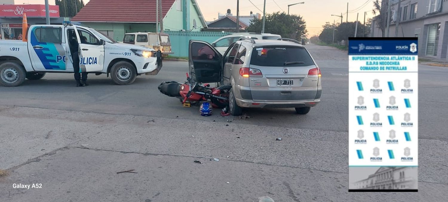 Una motociclista herida, tras chocar contra un auto